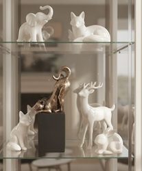 figur-kat-paa-piedestal-bronze-finish